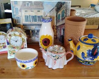 LF169Teapots And Picture