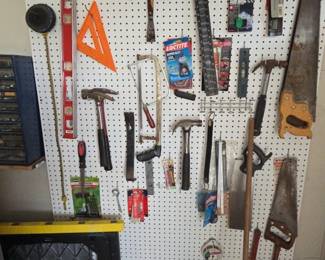LF100Wall Peg Board Items