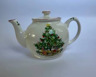 Vintage English Sadler Christmas Tree & Presents Holiday Teapot