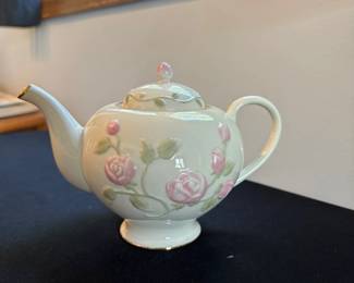 Great Giftables Lenox Rose Vine Teapot