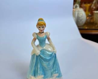 Cinderella figurine - Disney Showcase Collection