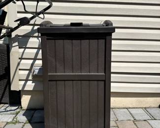 Suncast Resin Wicker Trash Hideaway