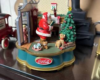vintage Coca Cola Musical figurine - 1993 - "Santa's Workshop"