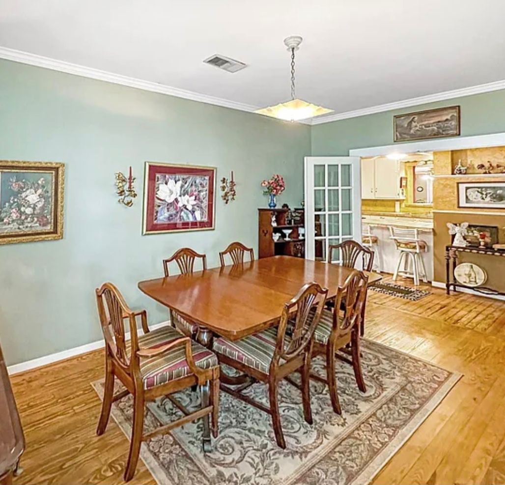 Duncan Phyfe dining room table and chairs. Mint