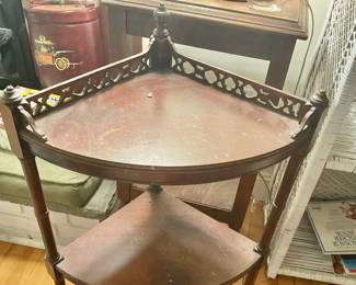 Vintage Faux Bamboo 1950's Chinoiserie Petite Corner Shelf. Very light weight. Vintage