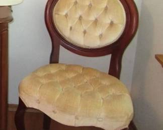 SIDE CHAIR WITH TUFTED UPHOLSTERY