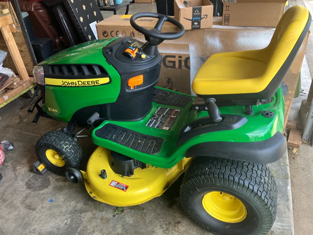 John Deere tractor mower E130, 116 hrs