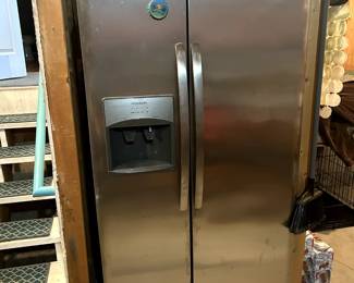 Frigidaire refrigerator, FFSS2615TS3