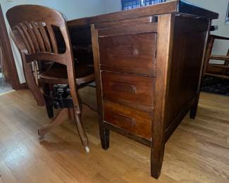 Detail pic, 3 drawers & Pullout side desk
- *1950s Antique Mahogany Reception Office Typewriter Desk (typewriter for display only)
... Folding hidden typewriter compartment, pullout top and 3 drawers.
42”w 32”d 30”h