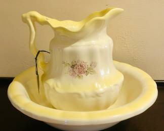 - 1950s Ceramic wash basin and pitcher set in White & Yellow with Roses motif 