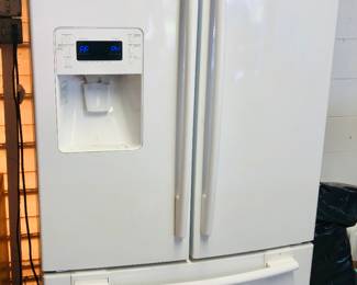 White Samsung Refrigerator
French Door Bottom Freezer
26CF 35.7"w • 35.6"d
Model# RF26VABWP
