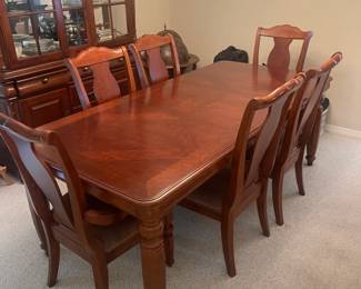 Beautiful mahogany dining table / leaf and six chairs. Matching china cabinet as well. Vaughn furniture, Virginia Co. 