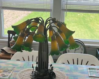 TIFFANY STYLE TULIP LILY LAMP