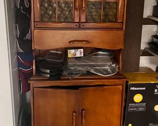 DARLING VINTAGE ROCK MAPLE PETITE CHINA CABINET, PERFECT FOR VINTAGE DISPLAYS