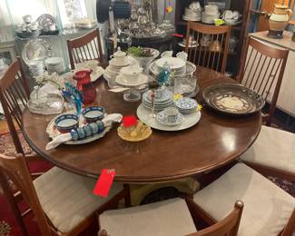 Round dining table with leaf