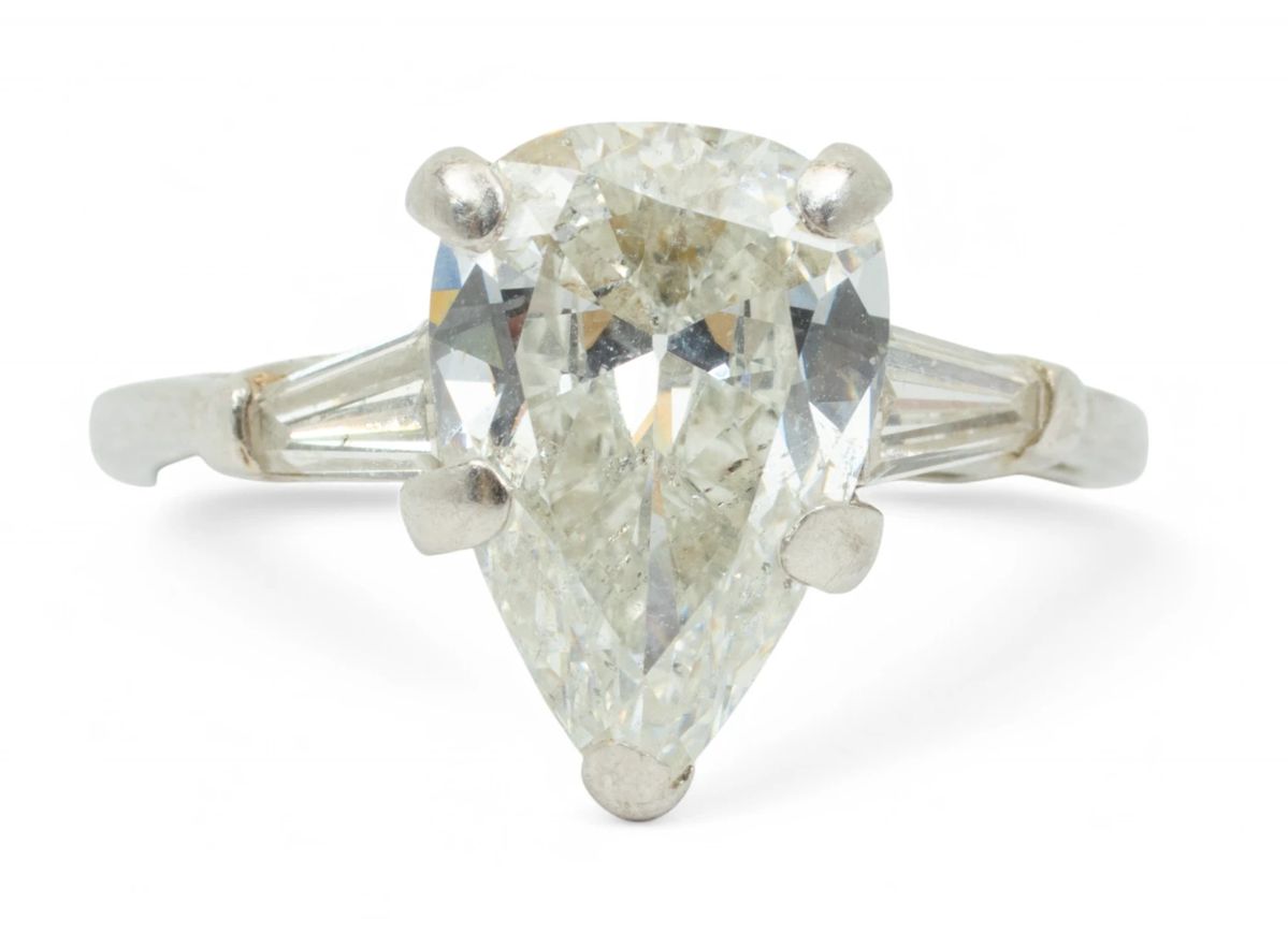 Lot 1 |Ladies Platinum Pear Cut Diamond Ring, 2.85cct