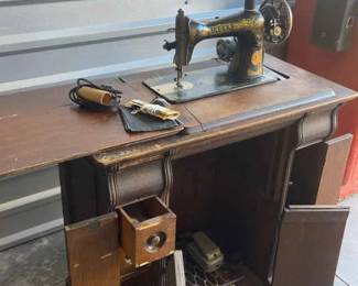 SINGER AND SEWING IN STYLE