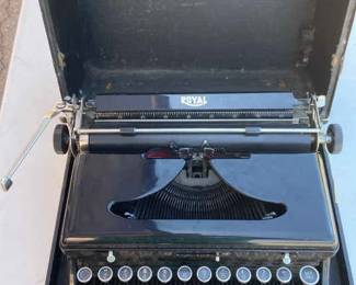 Royal Typewriter 