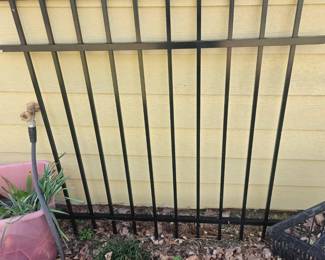 side piece of fencing = goes with gate!!