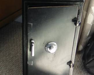 Salesman's sample Yale safe (No combo)