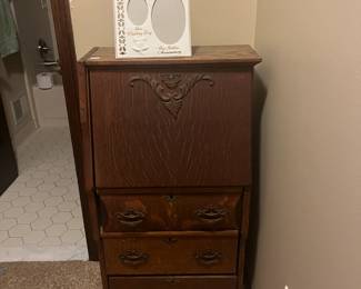 . . . cute mini-secretary
