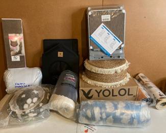 Lot 3801 Cat Wall Shelf, Scratchers, Wall Mounted and mats, Blankets bedding, Pop Up House