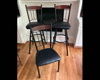 Lot 3526 Kitchen Desk Chair 2 Barstools