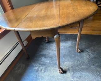Kittinger Signed Mahogany Clawfoot Swingleg, Kittinger/Williamsburg Stamped, Model CW 134, paper label also in place, Chippendale style, ball and claw feet