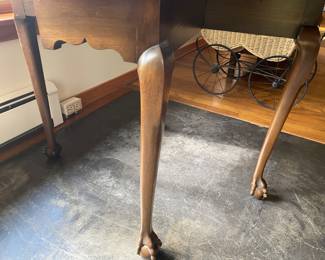 Kittinger Signed Mahogany Clawfoot Swingleg, Kittinger/Williamsburg Stamped, Model CW 134, paper label also in place, Chippendale style, ball and claw feet