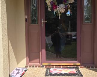 wreath and interchangeable seasonal door mat with inserts