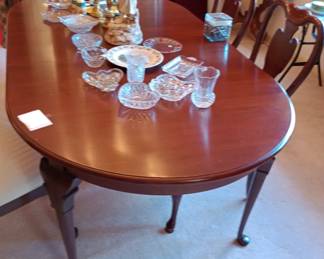 very nice formal dining room table with leaf and pads queen Ann feet, comes with chairs
