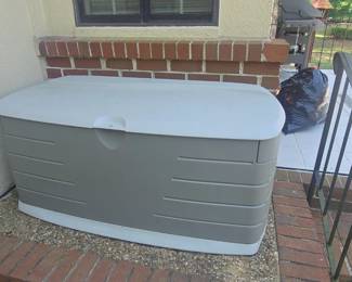 Rubbermaid deck box