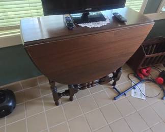 40 inch flat screen with Roku