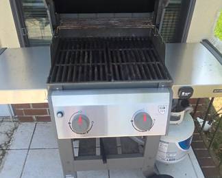 Weber grill with propane bottle in great shape, barely used