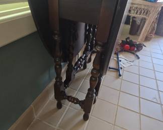 drop leaf gate leg vintage table in nice shape