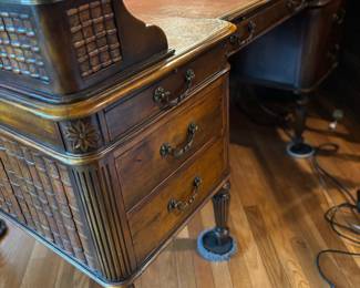 PARTNER'S DESK