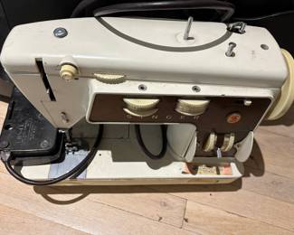 SINGER SEWING MACHINE