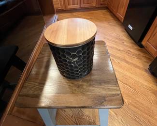 TRASH CAN