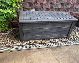 3 POOL OUTDOOR CHEST