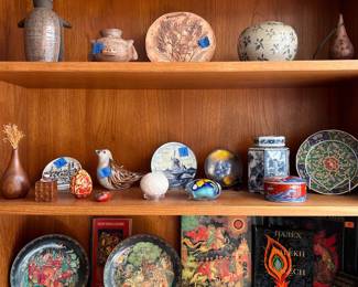 Figurines, decorative plates and boxes