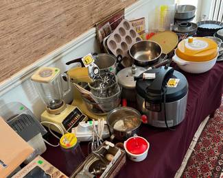 Kitchen appliances: blender, rice cooker, baking pans