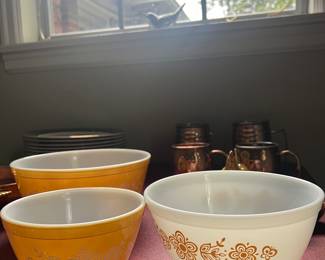 Vintage Pyrex bowls.