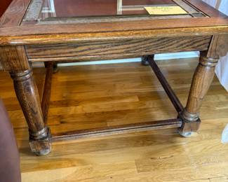 There's a coffee table and foyer table to match