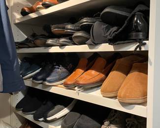 Man shoes 👞 sizes 12 1/2-13W
Also other sizes available. Post in future pictures!