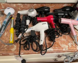 Profesional hair dryers and flat irons.
Solano Supersolano, José Eber, Bio Ionic, Whisper Lights, etc.