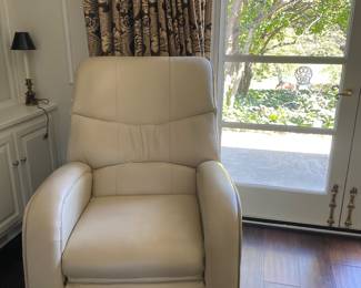 Massage leather chair. Recliner doesn’t work. But the beauty of this chair is the leather, color and the best is a great massage you can enjoy watching your favor show!