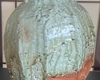 Large ceramic vase by Koyama Kiyoka (1938-2024), one of the most prominent female ceramic artists in Japan (who died last year). Comes with artist-signed wooden box