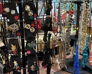 Vintage & Costume Jewelry