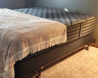 Beauty Rest Black Series Queen Firm, New