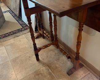 Charming very narrow drop
Leaf table